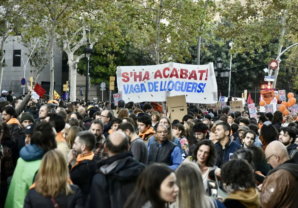 'Huelga de alquileres', se lee en una de las pancartas de la manifestación EUROPA PRESS