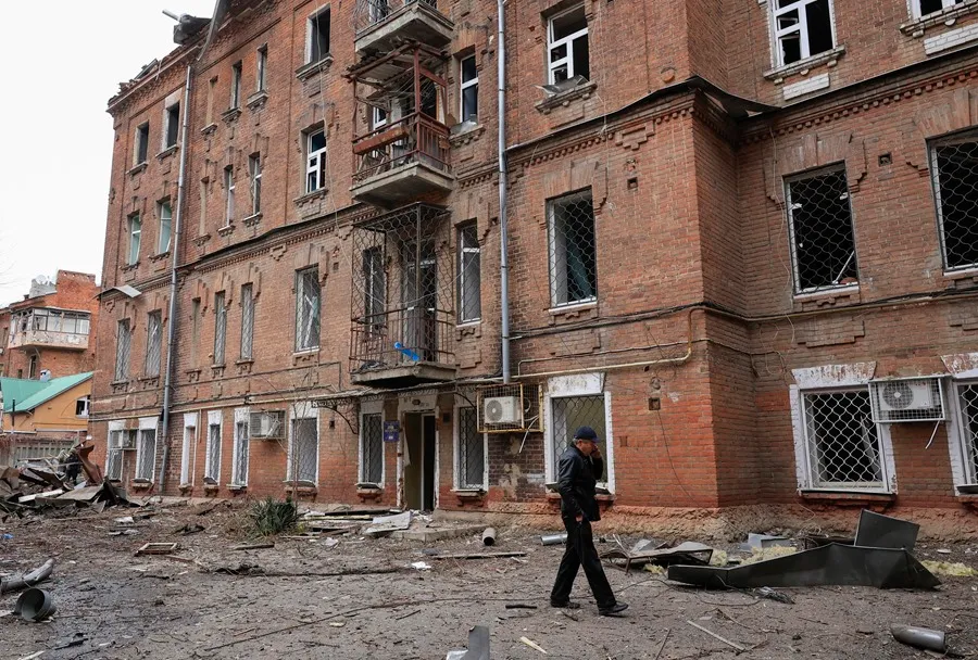 Daños en el lugar de un ataque con misiles que alcanzó el centro de Kharkiv. EFE/EPA/Sergey Kozlov