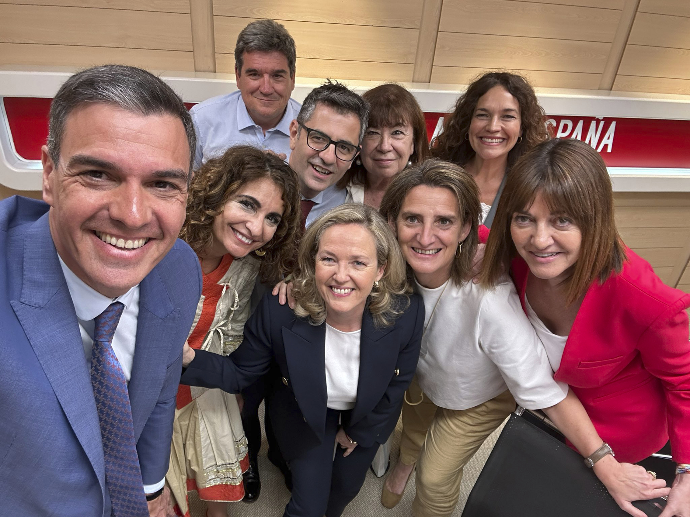 El presidente del Gobierno Sánchez con su equipo