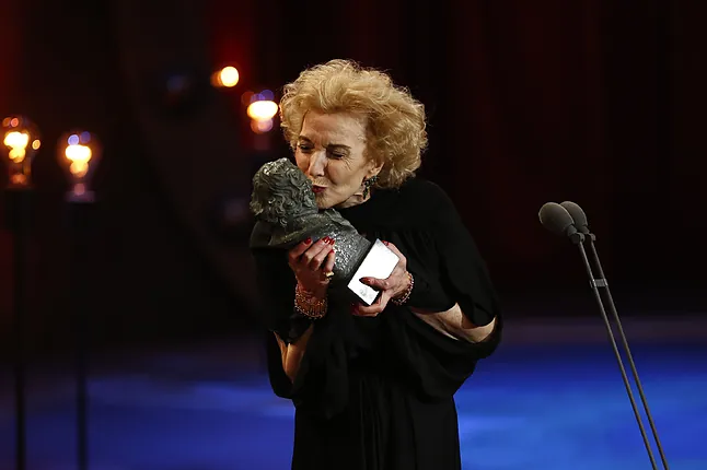 Marisa Paredes besa su Goya de Honor, en 2018.Antonio Heredia