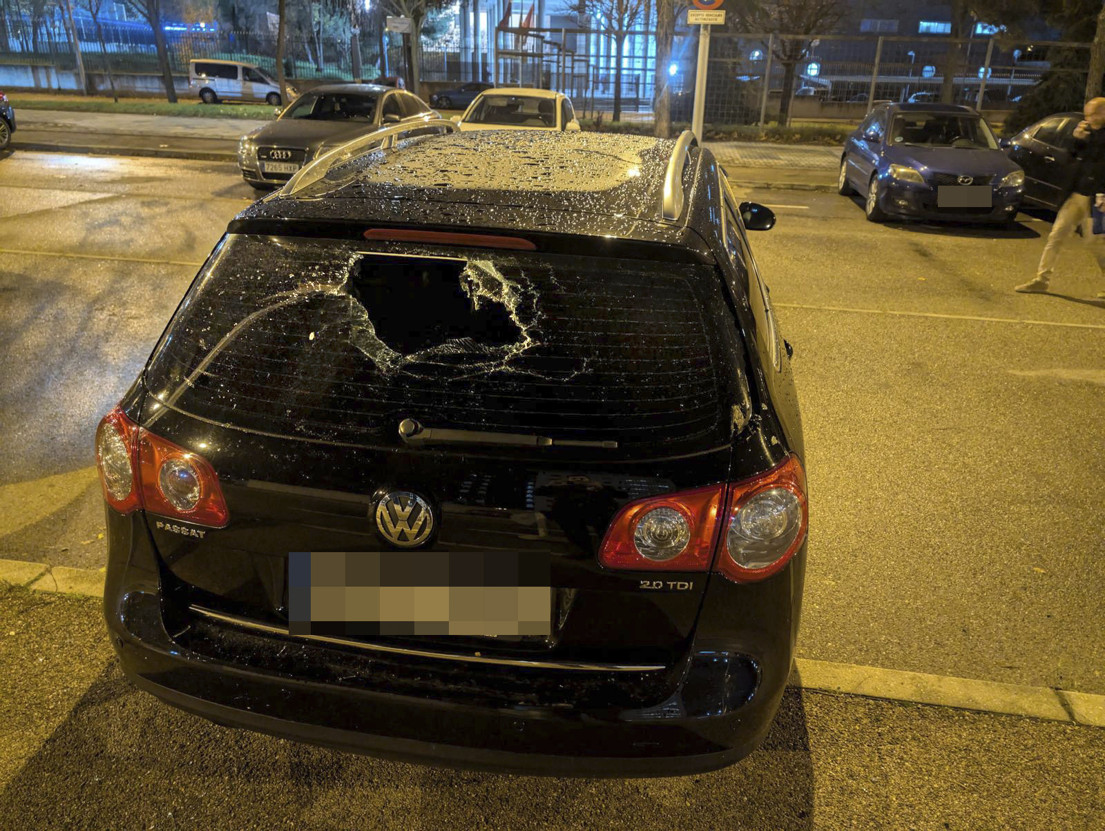 Coche de un agente de policía vandalizado