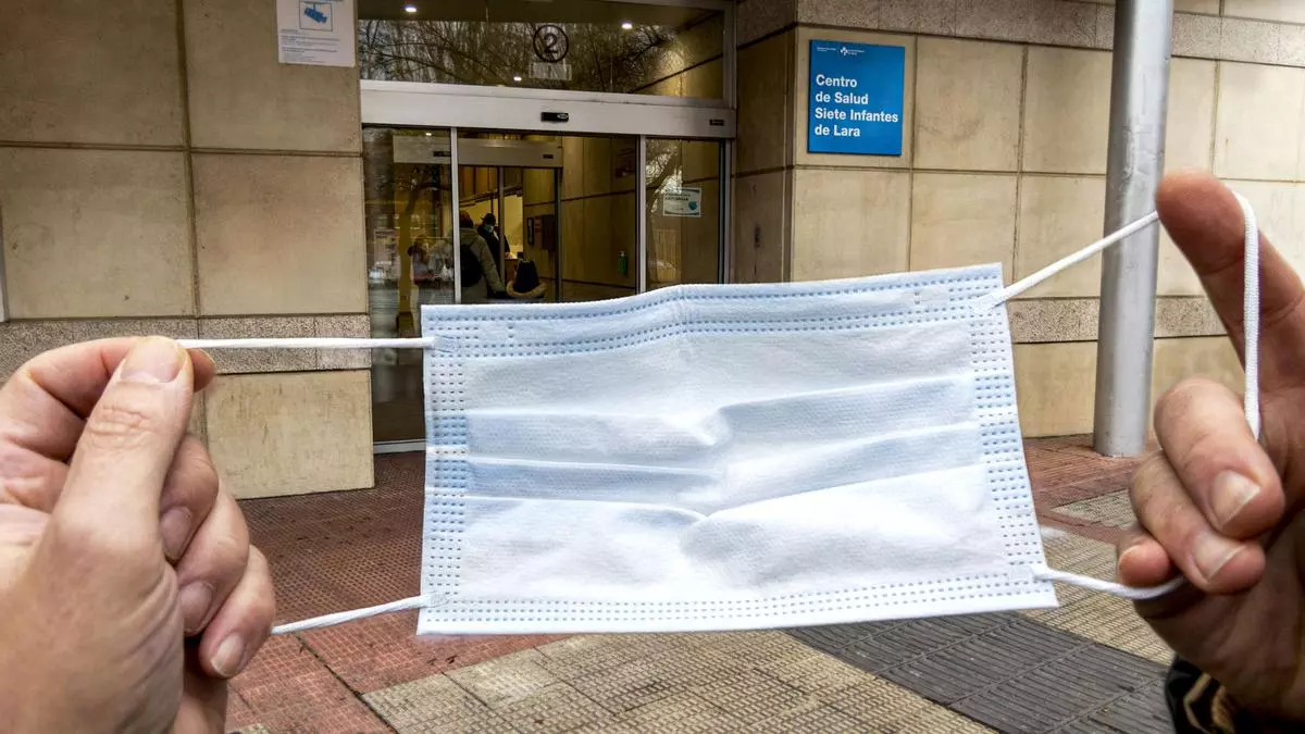 Detalle de una mascarilla junto a un centro de salud. EFE/ Raquel Manzanares