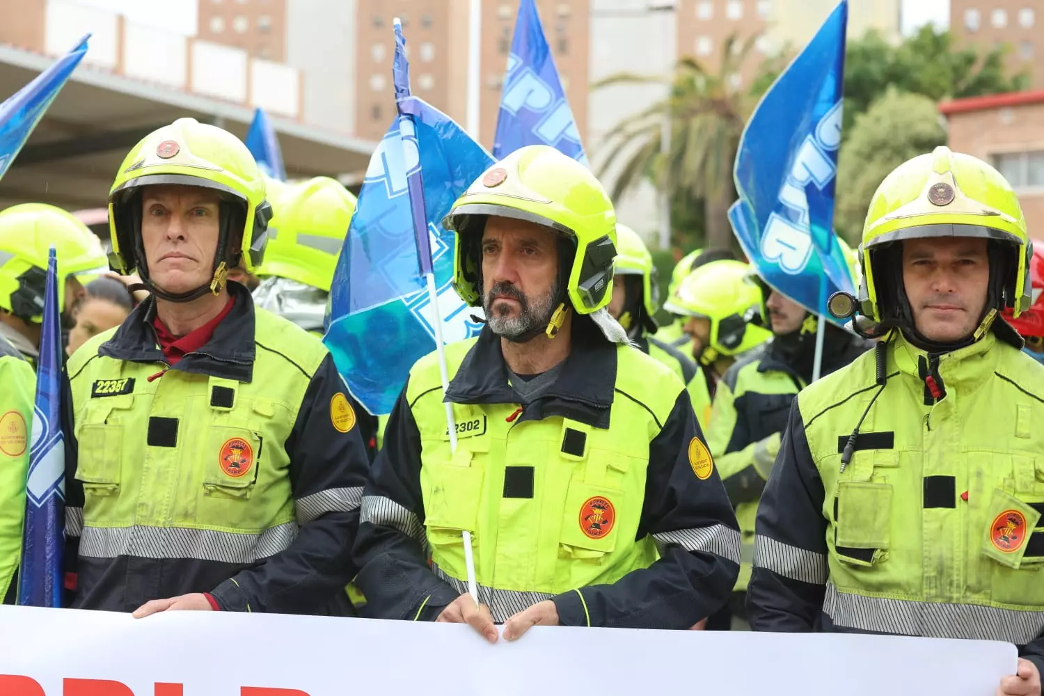 Protesta de los bomberos de València frente al Parque Central / Fernando Bustamante