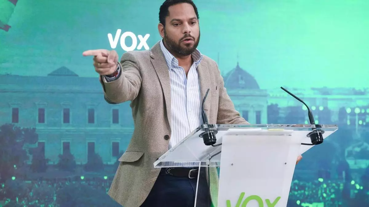 El secretario general de Vox, Ignacio Garriga, anuncia la suspensión de las negociaciones de presupuestos autonómicos con el PP. / Efe El secretario general de Vox, Ignacio Garriga, anuncia la suspensión de las negociaciones de presupuestos autonómicos con el PP. / Efe