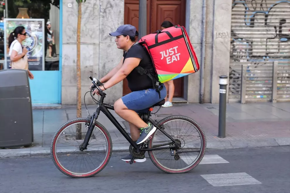 Un repartidor de la empresa Just Eat transitando en bicicleta por una calle del centro de Madrid. — Jesús Hellín / Europa Press