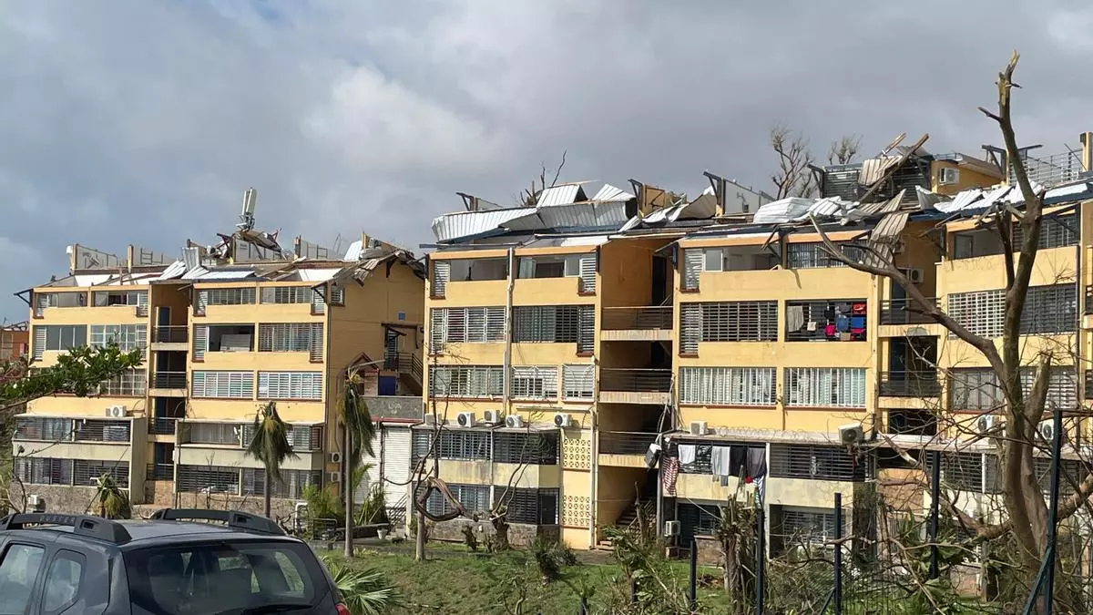 Varios edificios residenciales de la isla de Mayotte con sus tejados y cubiertas destrozados tras el paso del ciclón Chido por la zona. KWEZI/AFP vía Getty Images