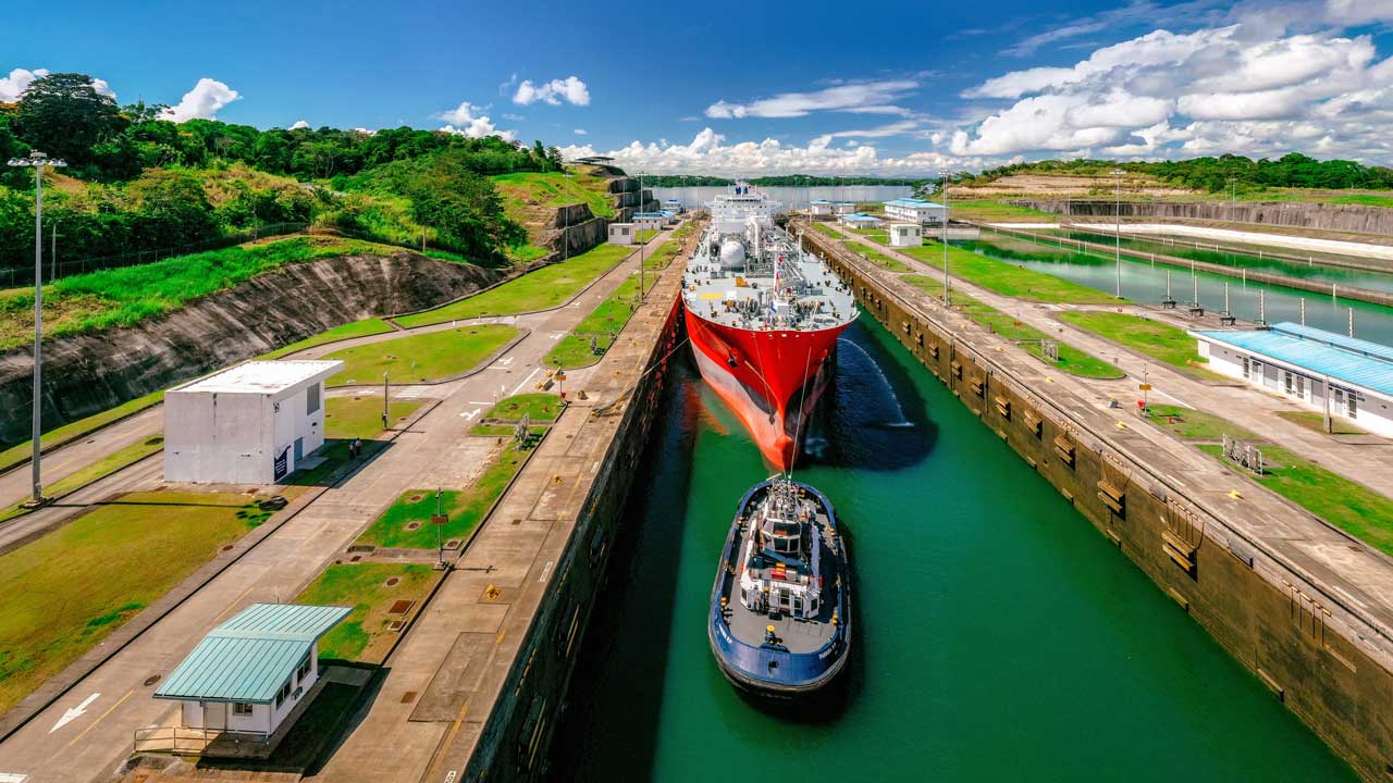 Barco en el Canal de Panamá