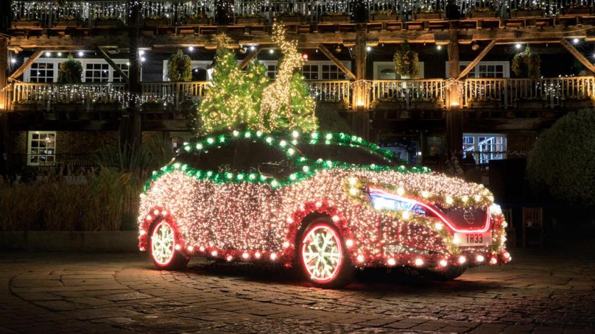 Coche con decoración navideña