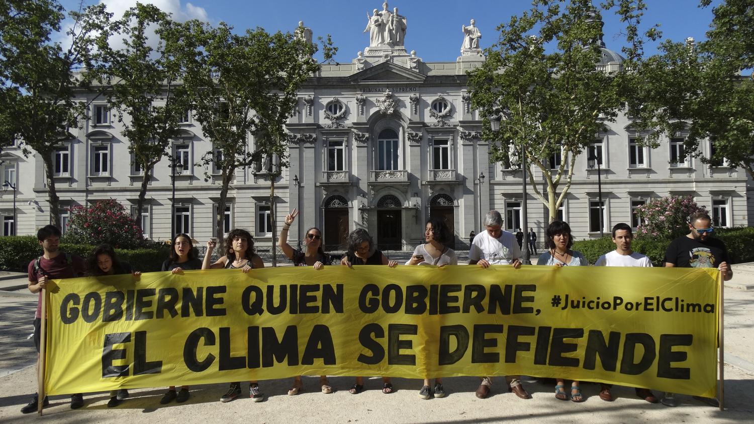 Acción de protesta a las puertas del Tribunal Supremo mientras la Sala Tercera dicta sentencia sobre el Juicio por el Clima Isabel Fresneda Bardón