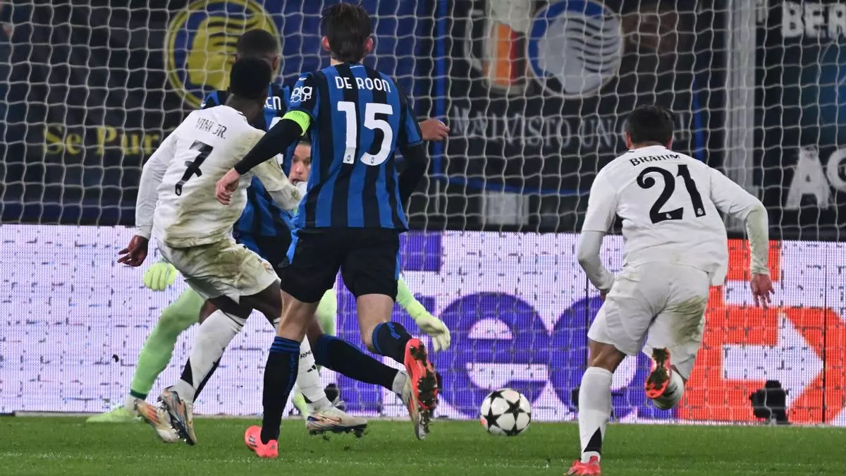 Vinicius anota el segundo del Real Madrid en Atalanta en el partido de Champions / MICHELE MARAVIGLIA. EFE