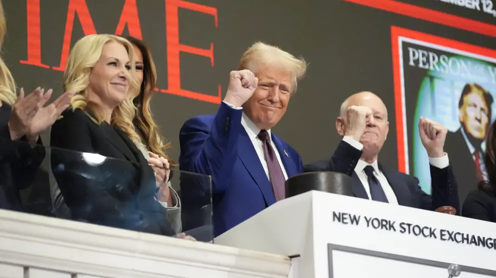 Trump con la portada de Time detrás, en la bolsa de Nueva York.Alex Brandon