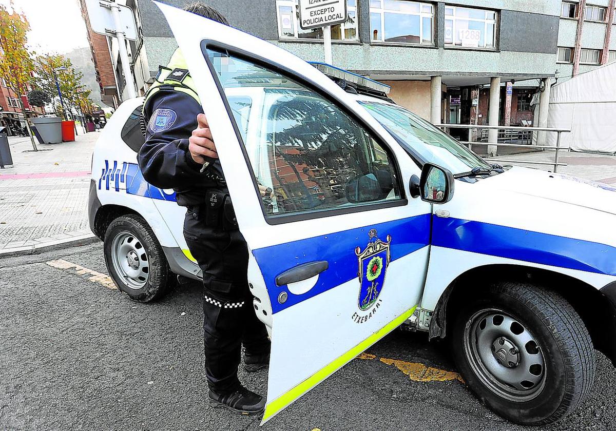 Policía en un coche