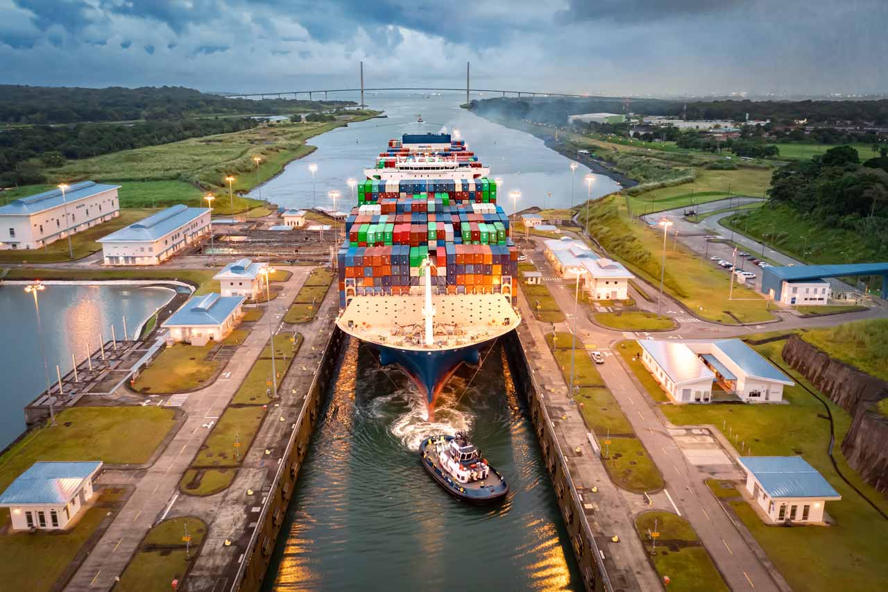 Barco en el Canal de Panamá