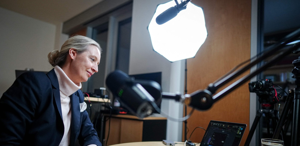 Alice Weidel, colíder del partido AfD, fotografiada en su despacho en Berlín justo antes de su conversación vía X con Elon Musk KAY NIETFELD / AFP