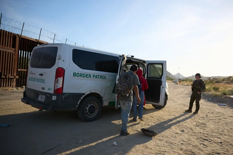 Migrantes suben a una camioneta de la Patrulla Fronteriza de Estados Unidos después de cruzar la frontera entre Estados Unidos y México en Jacumba, California, Estados Unidos, en una fotografía de archivo. EFE/EPA/Allison Dinner