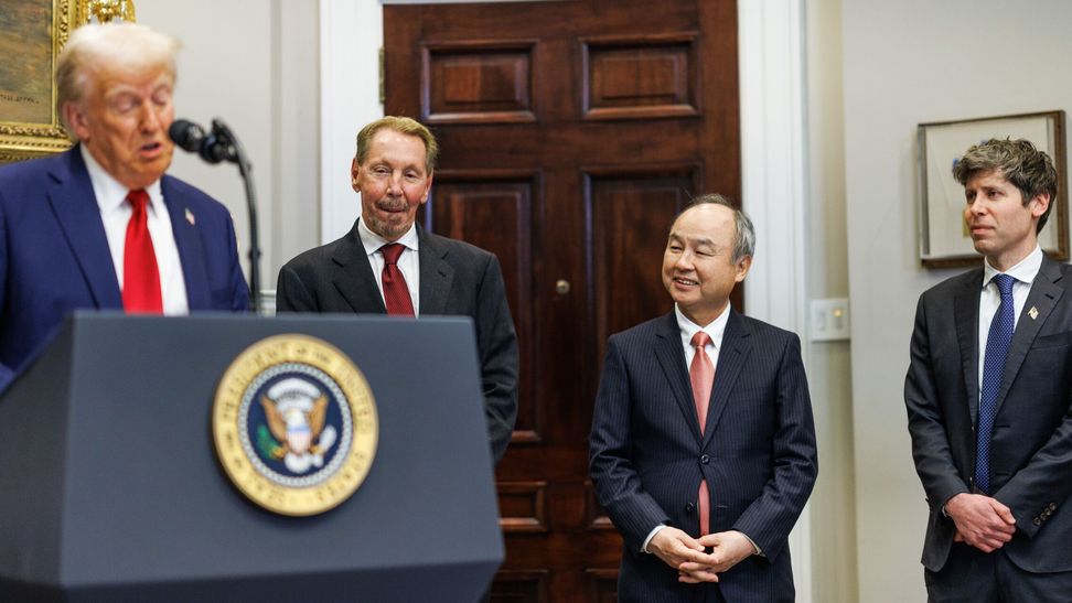 El presidente de EEUU, Donald Trump, junto al consejero delegado de Oracle, Larry Ellison, el CEO de Softbank, Masayoshi Son, y el CEO de OpenAI, Sam Altman. (Reuters)