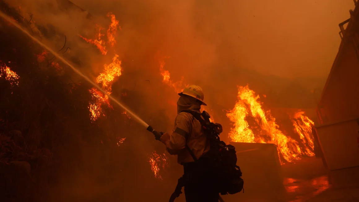 Un bombero lucha contra el avance de un incendio forestal en el barrio de Pacific Palisades de Los Ángeles el martes 7 de enero. Etienne Laurent/AP