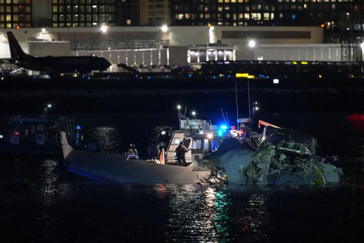 Los equipos de emergencia buscan el rastro de supervivientes en el accidente de avión en Washington.Andrew Harnik