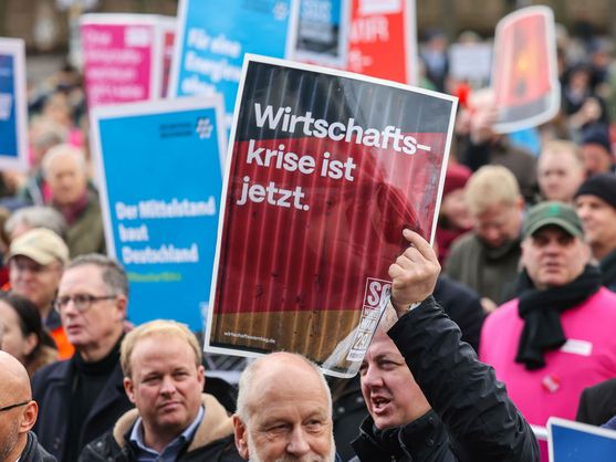 Una persona sostiene una pancarta en la que se lee "La crisis económica es ahora" durante una manifestación cerca de la Puerta de Brandemburgo en Berlín, Alemania. (EFE/HANNIBAL HANSCHKE) Una persona sostiene una pancarta en la que se lee "La crisis económica es ahora" durante una manifestación cerca de la Puerta de Brandemburgo en Berlín, Alemania. (EFE/HANNIBAL HANSCHKE)