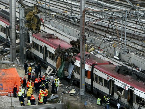 Equipos de rescate en uno de los trenes del 11M. (Reuters/Kai Pfaffenbach)